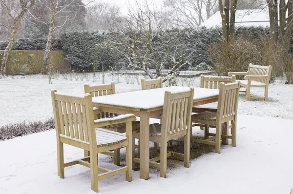 Patio Tuinmeubelen Houten Tafel Stoelen Bedekt Met Sneeuw Winter — Stockfoto
