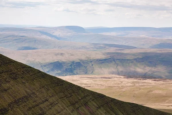 Tiny Figures Hikers Climbing Steep Ridge Pen Fan Brecon Beacons — Stock Photo, Image