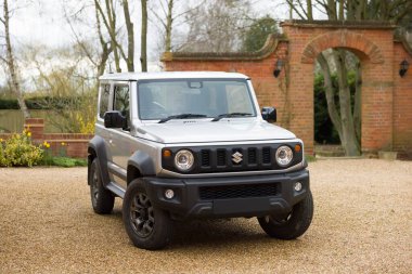 BUCKINGHAMSHIRE, İngiltere - 19 Mart 2021. Suzuki Jimny 2018, İngiltere kırsalına park edilmiş. Küçük off-road mini SUV 'nin dördüncü nesli..