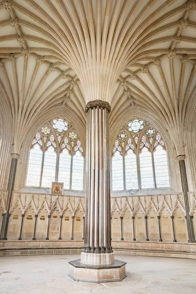 Wells October 2011 该堂是威尔斯主教座堂的一个房间 有哥特式柱子和拱形天花板 Wells Somerset — 图库照片