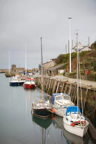 Anglesey Februar 2012 Yachten Und Fischerboote Einem Alten Hafen Amlwch — Stockfoto