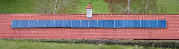 Buckinghamshire April 2021 Solar Panels Tiled Roof Rural Property House — Stock Photo, Image