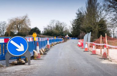 Yol kapatma, trafik konileri ile yol çalışması ve Buckinghamshire, İngiltere 'de kırsal bir yolda uyarı işareti.