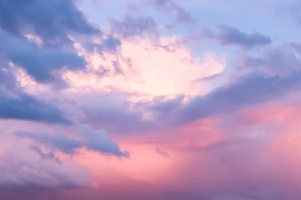 Röd Himmel Vid Solnedgången Med Lynniga Stormmoln Inför Åskväder Idealisk — Stockfoto