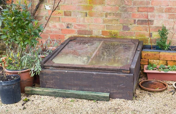 영국의 전통적 정원에 냉각기 프레임 — 스톡 사진