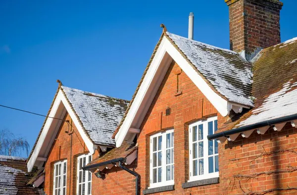 Casa Velha Com Telhas Barro Lisas Neve Telhado Inclinado Inverno — Fotografia de Stock