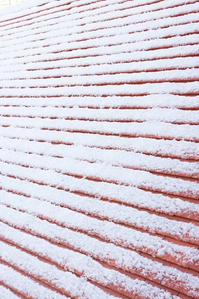 Detalj Pitchade Tak Med Vanlig Lera Takpannor Täckt Snö Vintern — Stockfoto