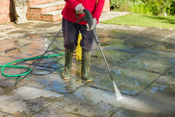 Jet Washing Druk Wassen Schoonmaken Van Een Tuin Patio Met — Stockfoto