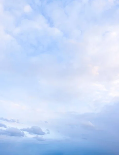 地平線に嵐の青い空と雲 — ストック写真