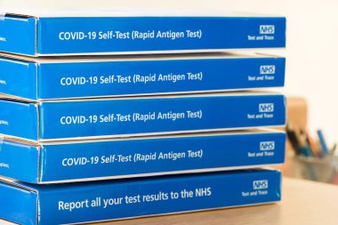BİRLİK KINGDOM - 26 Mart 2022. COVID-19 öz-test (Hızlı Antijen Testi), NHS izleme ve test. Covid LFT testleri, test kitleri, kutular, NHS izleme ve test, İngiltere