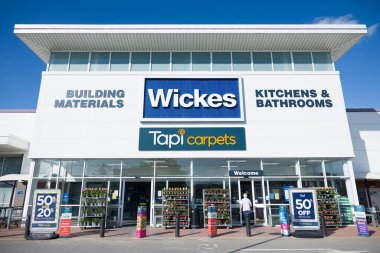 AYLESBURY, İngiltere - 13 Temmuz 2021. Buckinghamshire 'daki bir perakende parkındaki Wickes DIY mağazasının dışında. Wickes İngiltere 'de bir ev geliştirme perakendecisi..