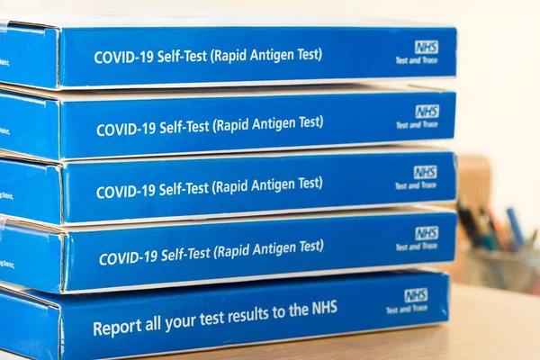 BİRLİK KINGDOM - 26 Mart 2022. COVID-19 öz-test (Hızlı Antijen Testi), NHS izleme ve test. Covid LFT testleri, test kitleri, kutular, NHS izleme ve test, İngiltere