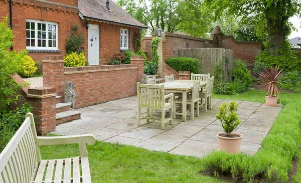 花园庭院 石板铺砌在一个美化后花园 英国大型传统住宅或乡村住宅 — 图库照片