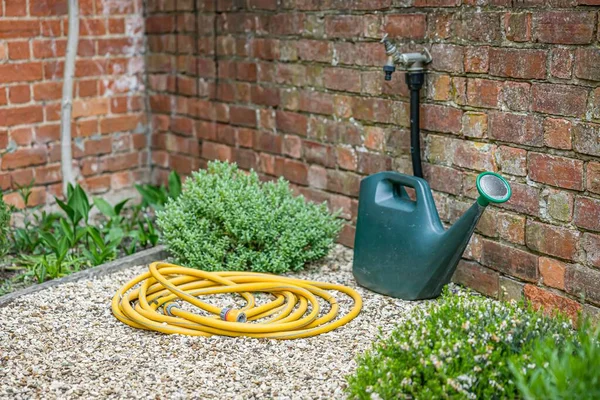 Gießkanne Gartenschlauch Und Wasserhahn Einem Hintergarten Großbritannien Gartenszene — Stockfoto