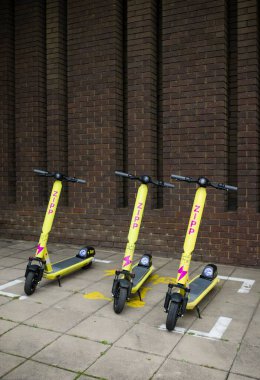 AYLESBURY, İngiltere - 01 Temmuz 2021. İngiltere 'de bir kaldırıma park etmiş kiralık e-scooter' lar. Elektrikli scooter veya kick scooter..