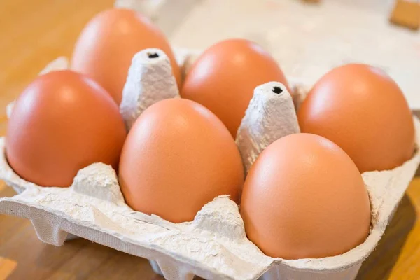 卵のカートン リサイクルされた段ボール箱の中の半ダースの自由範囲の卵 — ストック写真