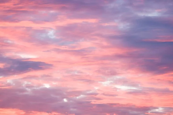 Dramatic Red Sky Sunset Pink Blue Storm Clouds Skyscape Pattern — Stockfoto