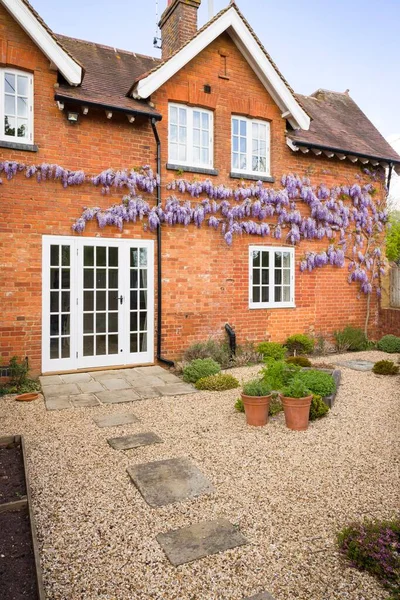 维多利亚时代的房子 有木制窗户 法国门和紫藤 用约克石子庭院和石子铺成的石子装饰的花园设计 — 图库照片
