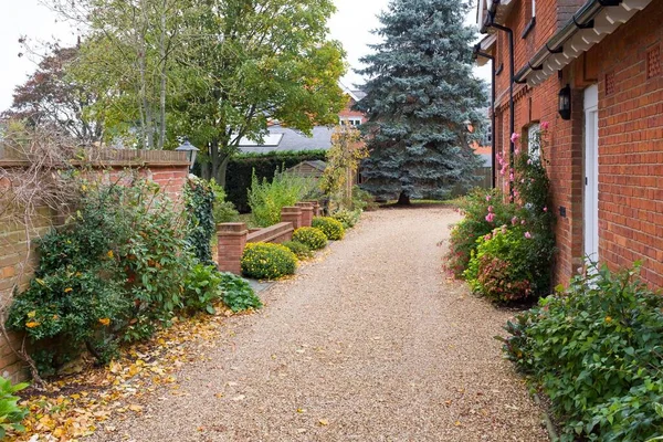 Grande Casa Herança Inglesa Jardim Outono Com Uma Entrada Cascalho — Fotografia de Stock