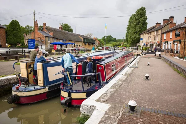 Northamptonshire Reino Unido Maio 2022 Barcaças Barcos Canal Uma Fechadura — Fotografia de Stock