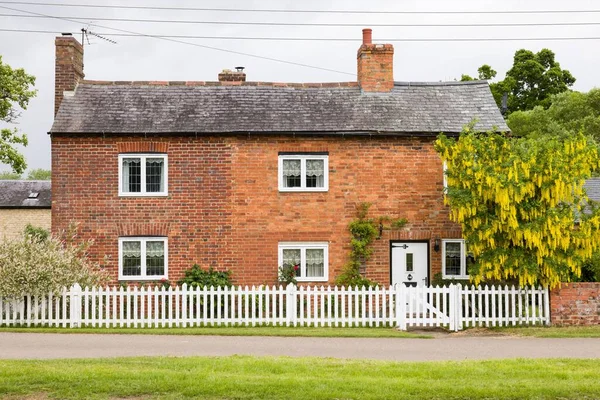 Northamptonshire May 2022 Old Brick Cottage White Picket Fence — Stock Photo, Image