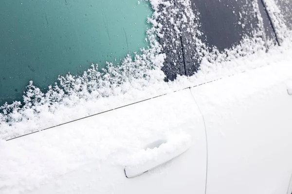 在冬季 冰雪覆盖着一辆汽车 英国雪景 — 图库照片