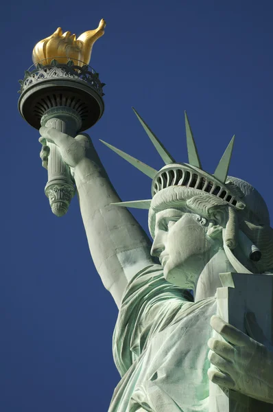 Närbild porträtt av staty av liberty ljusa blå himmel — Stockfoto