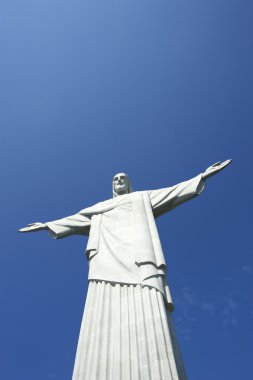 Corcovado İsa kurtarıcı mavi gökyüzüne dikey