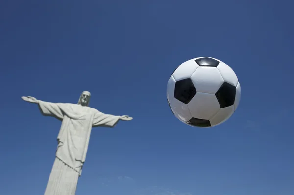 Fussball fußball schwimmt am corcovado rio de janeiro — Stockfoto