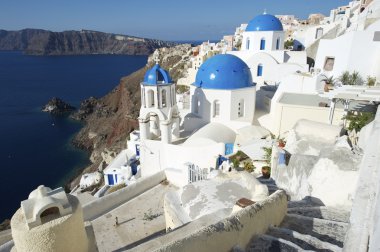 Santorini Yunanistan oia mavi Köyü kilise kubbe mimarisi caldera view