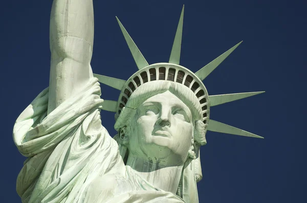 Estatua de la Libertad Primer plano Cielo azul Horizontal —  Fotos de Stock