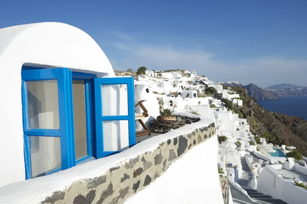 Santorini Griekenland oia dorp blauwe venster villa — Stockfoto