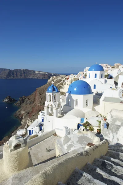 Santorini Řecko oia vesnice modrá kopuli kostela kroky — Stock fotografie