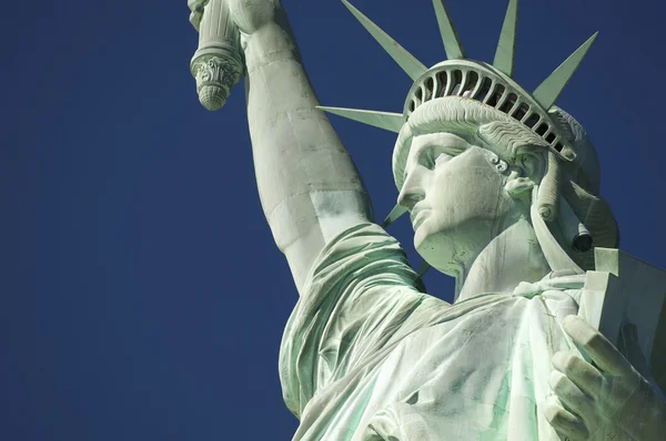 Staty av liberty närbild blå himmel profil horisontella — Stockfoto