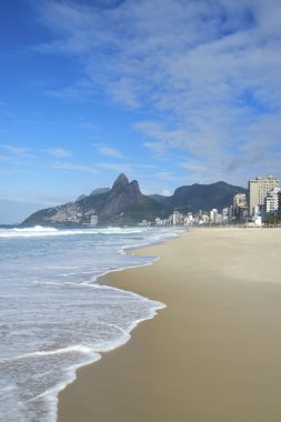 Rio de janeiro Ipanema Plajı skyline iki kardeş dağ Brezilya