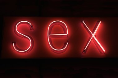 seks sıcak kırmızı neon siyah arka plan üzerine