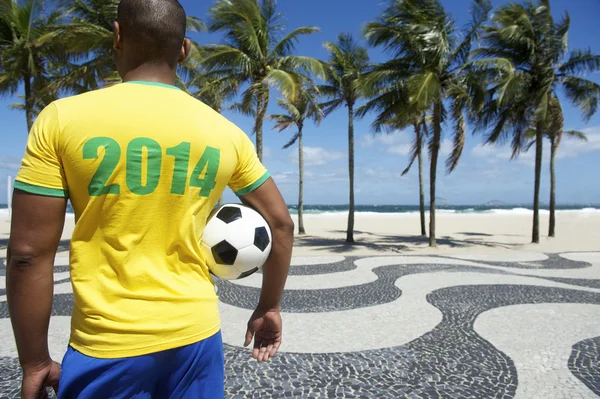 Jugador de fútbol brasileño lleva camisa 2014 Rio de Janeiro Fotos de stock