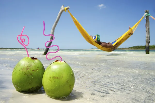 Bărbat în Hammock Plaja braziliană cu nuci de cocos — Fotografie, imagine de stoc