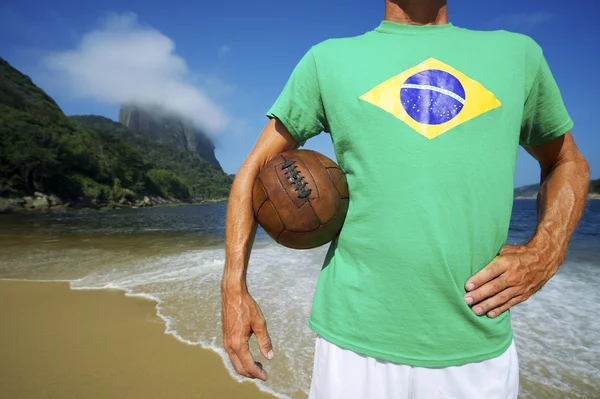 Pemain Sepak Bola Sepak Bola Brazil Berdiri di Pantai Rio — Stok Foto