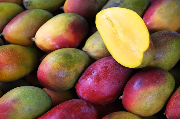 Mangas coloridas frescas no mercado de frutas ao ar livre — Fotografia de Stock