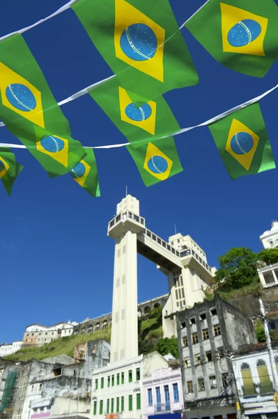 Salvador Brazilië lacerda lift met vlaggen — Stockfoto