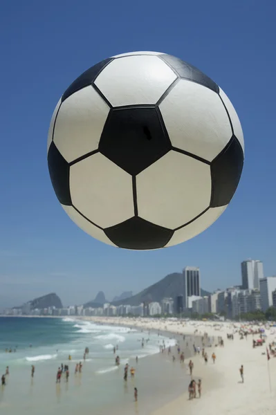 Fußball-ball über copacabana strand rio brasilien — Stockfoto