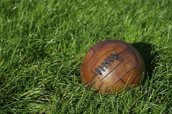 Vintage braun Fußball Fußball grün Rasen Feld — Stockfoto