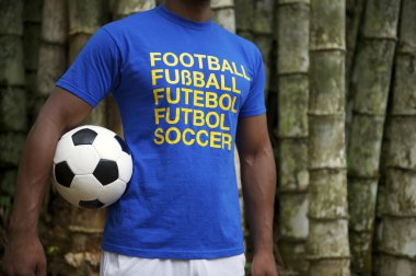 giocatore di calcio brasiliano con la maglia di calcio internazionale