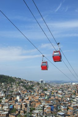 Kırmızı kablo arabaları ile Rio de Janeiro'da favela