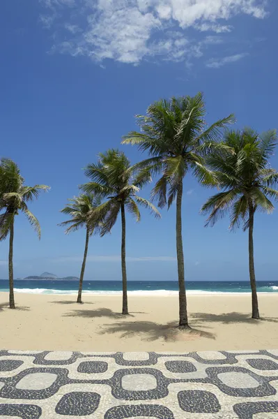 Dřevěný rio de janeiro Ipanema pláž s palmami — Stock fotografie