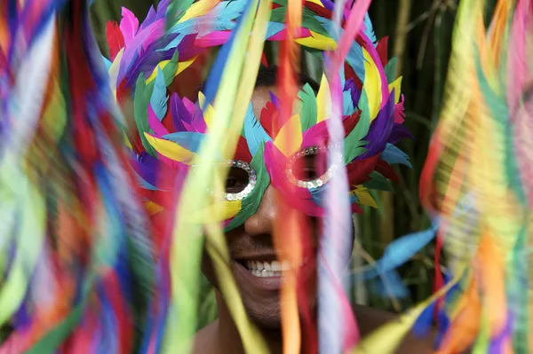 Färgglada rio carnival leende brasilianska man i mask — Stockfoto