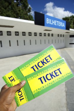 Futbol hayranı iki Dünya Kupası 2014 Brezilya biletleri stadyumda tutar.