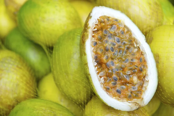 Verse passievruchten maracuja op Braziliaanse boerenmarkt — Stockfoto