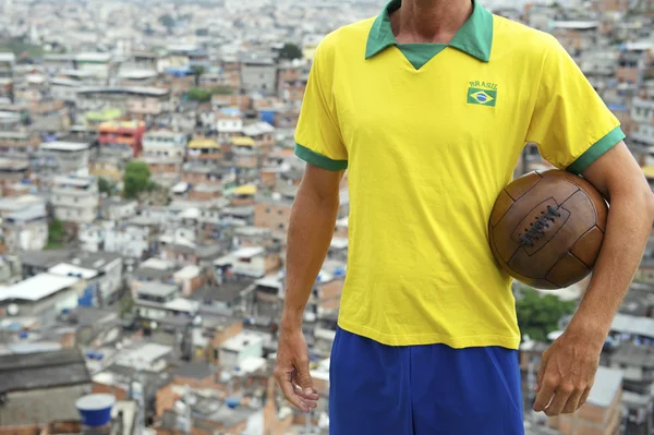 Brazilský fotbalový hráč fotbalový míč favela — Stock fotografie